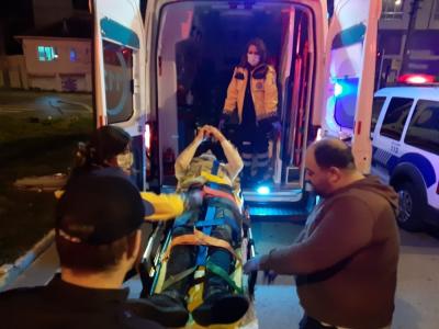 Hafif ticari araç aydınlatma direğine çarptı: 1’i ağır, 2 yaralı
