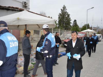 Belediye pazarda eldiven dağıttı
