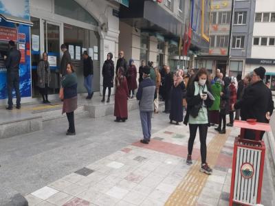 Samsun’da banka önlerinde kuyruk oluştu
