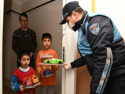 Başkan Demir’den  çocuklara sürpriz