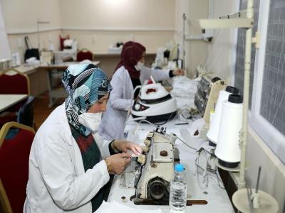 Eğitmenlerden gönüllü maske üretimi
