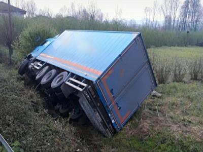 Samsun’da kargo kamyonu şarampole yuvarlandı: 1 yaralı
