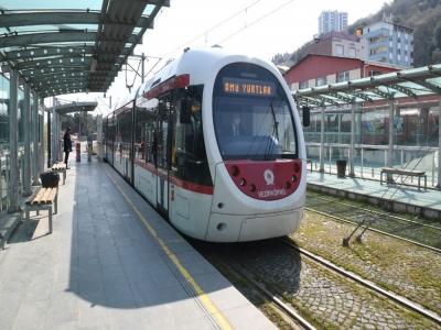 Tramvay yolcularının ateşi ölçülüyor