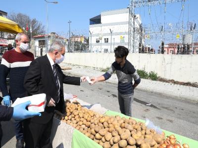 Başkan Demirtaş’tan pazar esnafına tıbbi maske ve eldiven
