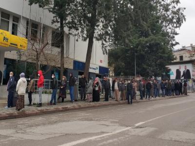 PTT önünde yine sosyal mesafe kurallarını ihlal
