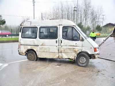 İneğe çarpmamak için manevra yapan minibüs devrildi
