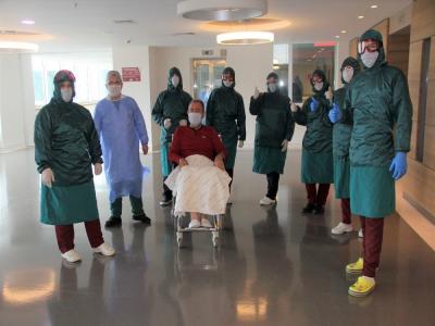 Doktorların umudunu kestiği korona hastası alkışlarla taburcu oldu
