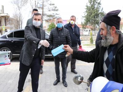 Başkan pazarda maske dağıttı
