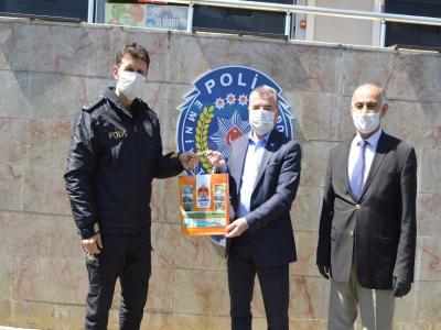 Başkan Özdemir’den polislere hediye
