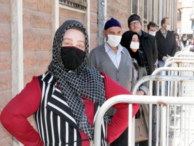 Sosyal mesafe kuralına uyunca kuyruklar uzadı
