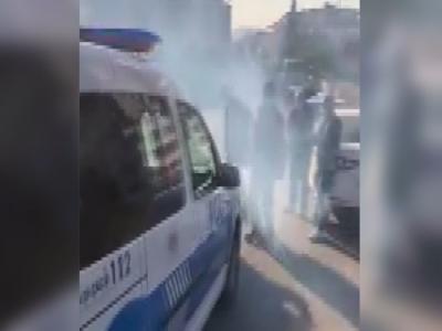 Polisi konfetiyle karşıladı