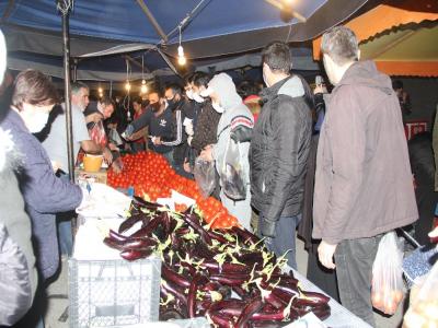 Sokağa çıkma yasağının ardından vatandaşlar halk pazarlarına akın etti
