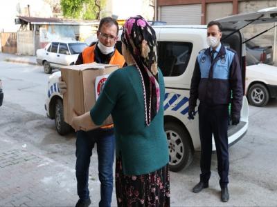 Başkan telefona baktı, zabıta ekmek dağıttı
