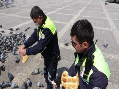 Güvercinleri polisler besledi