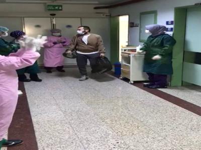 Korona virüsü yenen genç alkışlarla taburcu oldu
