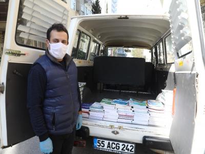 Kitapları öğrencilere ücretsiz dağıtıyor