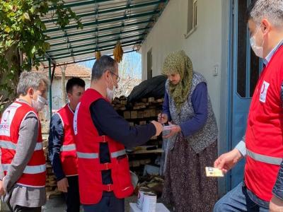 Sokağa çıkamayanlara Kızılay’dan yardım
