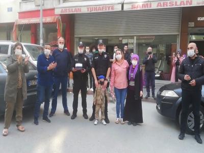 Kavgaya gittiler, pastayla karşılandılar