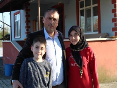 Jandarma aracını durdurup harçlıklarını bağışladılar