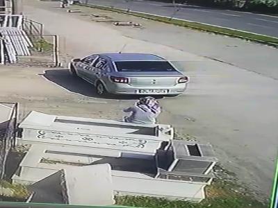 Mezar içine düşen vatandaş güldürdü
