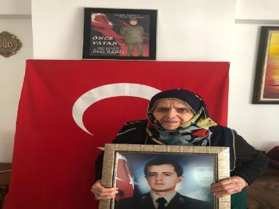 28 yıl sonra şehit oğlunun kabrine gidemedi
