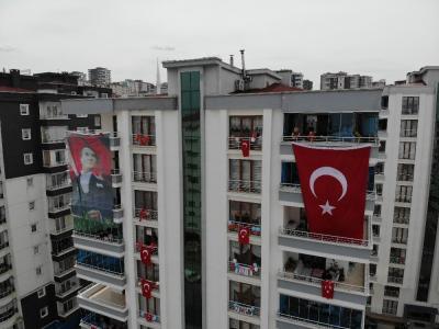 Apartmanlarını rengarenk şekilde süsleyip 23 Nisan’ı evden kutladılar
