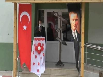 Öğrenciler için tören düzenleyip şiir okudular
