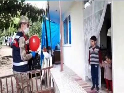 Jandarma ve polis araçları 23 Nisan için süslendi, ekipler çocuklara hediye dağıttı

