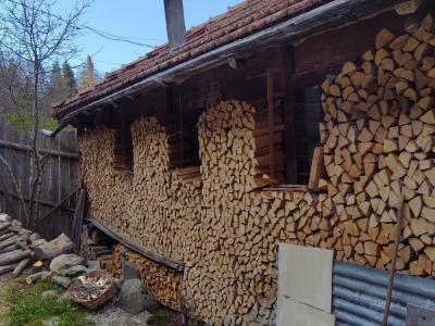 Evinin duvarlarını odunla çevirdi
