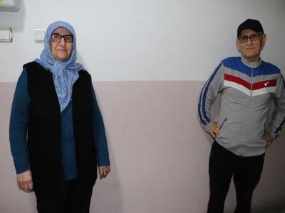 Sokağa çıkamayan 65 yaş üstü vatandaşlar apartmanda spor yapıyor
