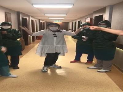 Koronayı yenen hemşire penguen dansı ile taburcu oldu
