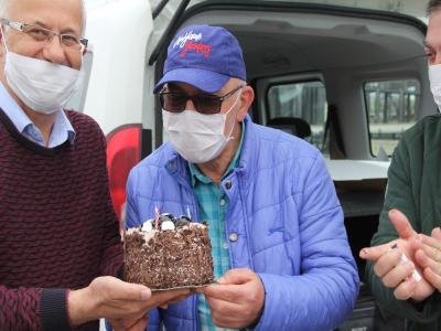 Boş sokakta doğum günü kutlaması
