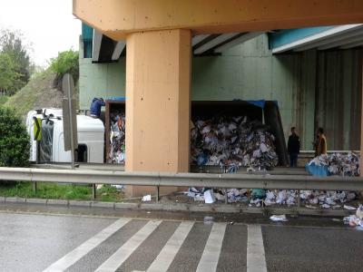Kağıt yüklü kamyon devrildi: 1 yaralı
