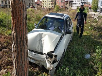 Samsun’da direksiyonu kilitlenen otomobil ağaca çarptı: 1 yaralı
