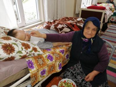 ELİ ÖPÜLESİ ANNE