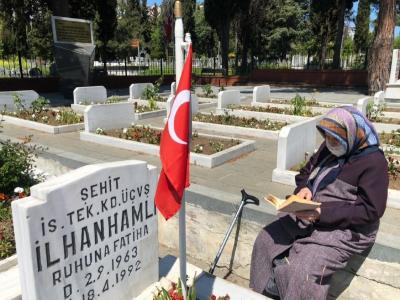 Sokağa çıkma izninde şehit oğlunun mezarına koştu

