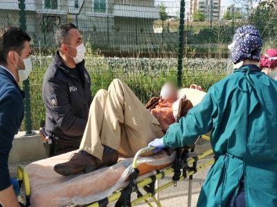 Yolda yatarken bulunan yaşlı adam hastaneye kaldırıldı
