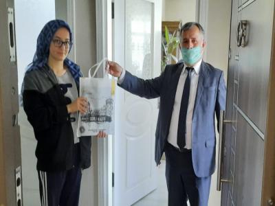 Müdürden öğrencilere deneme test kitabı
