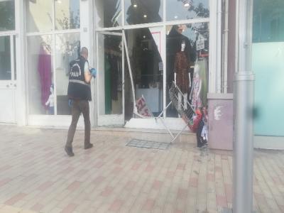 Eşinin iş yerine kamyonetle çarptı