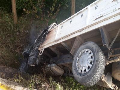 Şarampole yuvarlanan kamyonet alev aldı: 1 yaralı
