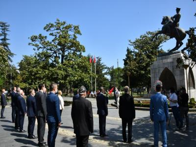 Atatürk’ü temsil eden bayrak karaya çıkarıldı
