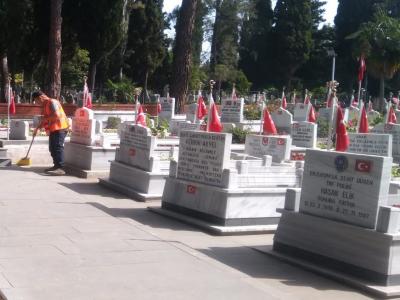 Mezarlıklarda ‘bayram’ temizliği
