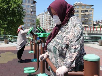 Samsun’da 65 yaş üstü vatandaşlar mezarlık ve şehitliklere akın etti
