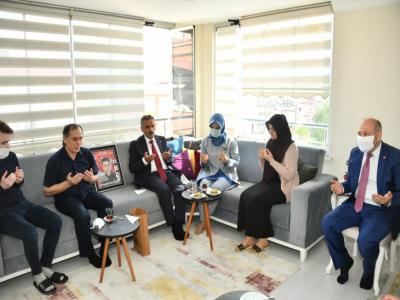 Vali Kaymak’tan şehit ailelerinin bayramını kutladı
