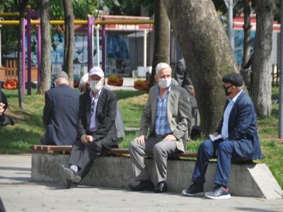 Sokağa çıkma izni olan yaşlılar cadde ve parklara doldurdu

