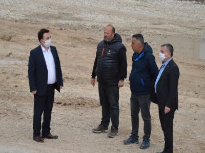 İnşaatı süren gaz beton fabrikasını gezdiler
