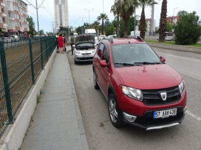 Samsun’da yola atlayan yarı çıplak kadını polis kurtardı
