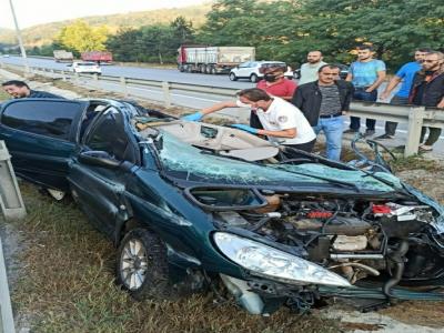 Bariyerlere çarpan otomobil hurdaya döndü: 3 yaralı
