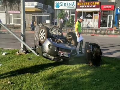 Otomobil fasıla lambasına çarpıp takla attı: 4 yaralı

