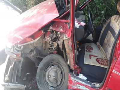 2 otomobil kafa kafaya çarpıştı: 3 yaralı
